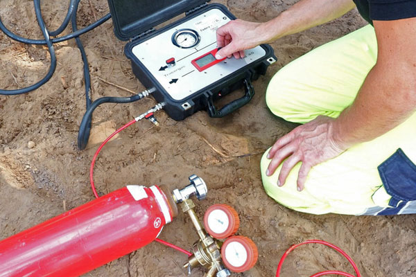Ricerca delle perdite d'acqua con gas tracciante